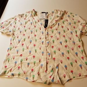 Short sleeves button and tie up blouse.